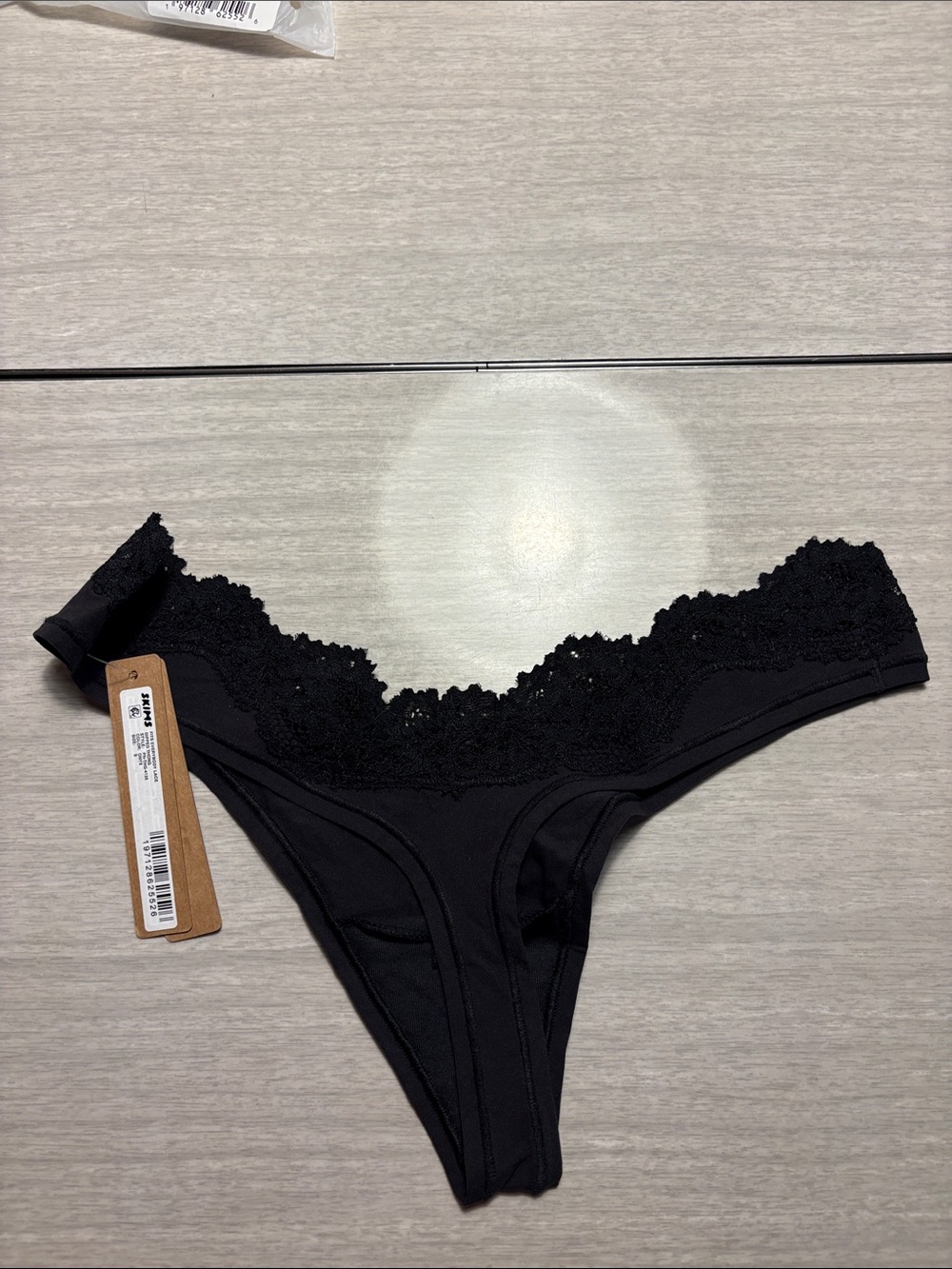 NWT SKIMS Fits Everybody Lace Dipped Thong - Onyx Small - Picture 4 of 4